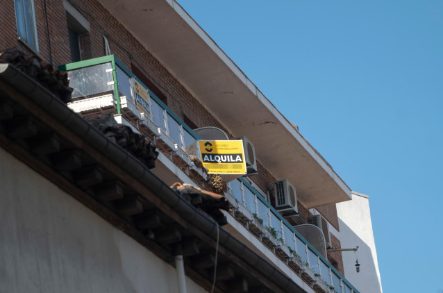 Cartel de alquiler en un edificio de la capital, en una imagen de archivo.