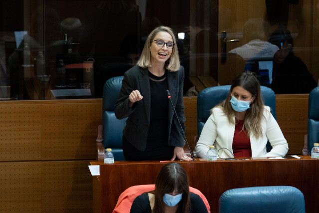 Archivo - La portavoz de Unidas Podemos en la Asamblea de Madrid, Carolina Alonso (i), y la portavoz adjunta, Alejandra Jacinto (d), en una sesión de control al Gobierno regional, en la Asamblea de Madrid, a 14 de octubre de 2021, en Madrid, (España). Dur