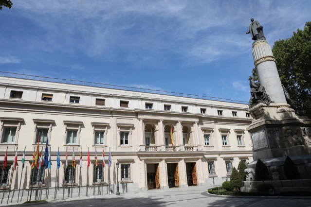Archivo - Fachada exterior del Palacio del Senado , junto al monumento de Antonio Cánovas del Castillo, en Madrid.