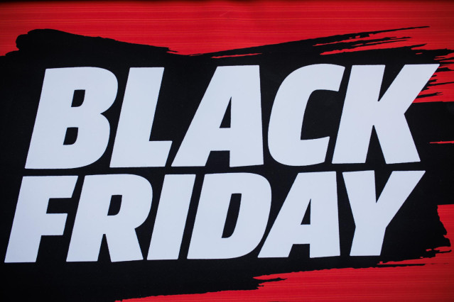 Un cartel por el Black Friday en un comercio de Goya, a 12 de noviembre de 2021, en Madrid (España). Aunque el día oficial del Black Friday sea el próximo viernes 26 de noviembre, las ofertas empiezan días antes con descuentos que oscilan en torno al 20%