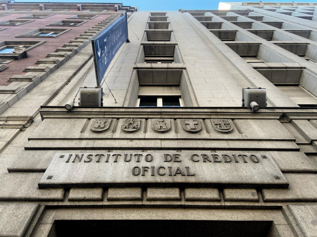 Archivo - Una de las puertas de acceso de la sede del ICO (Instituto del Crédito Oficial) en el Paseo del Prado de Madrid