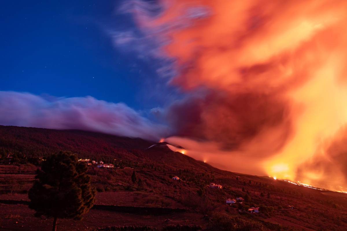 Nube de ceniza y lava que salen del volcán de Cumbre Vieja, en Tacande de Abajo, en La Palma