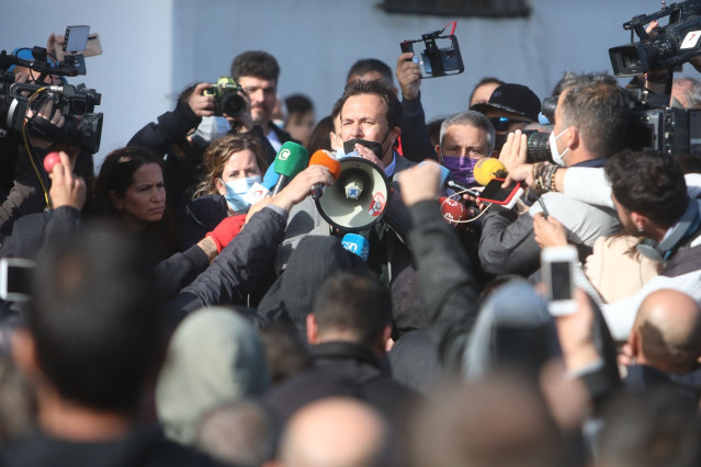 El alcalde de Cádiz se dirige a los manifestantes de la huelga del metal.