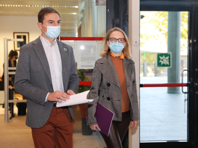 El secretario general del PSOE-M y portavoz socialista en la Asamblea, Juan Lobato, y la portavoz de Unidas Podemos, Carolina Alonso, a su llegada al registro de la solicitud de reprobación de la presidenta de la Asamblea de Madrid, a 16 de noviembre de 2