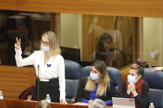 Las co-portavoces de Podemos, Carolina Alonso (i) y Alejandra Jacinto (centro), en una sesión de control al Gobierno de la Comunidad de Madrid, en la Asamblea de Madrid, a 18 de noviembre de 2021, en Madrid (España). El Pleno de la Asamblea de Madrid de e
