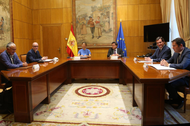 Archivo - De izda a dcha: el secretario general de UGT, Pepe Álvarez; el líder de CCOO, Unai Sordo; la vicepresidenta Yolanda Díaz; el ministro de Inclusión, José Luis Escrivá; el presidente de CEOE, Antonio Garamendi, y el presidente de Cepyme, Gerardo C