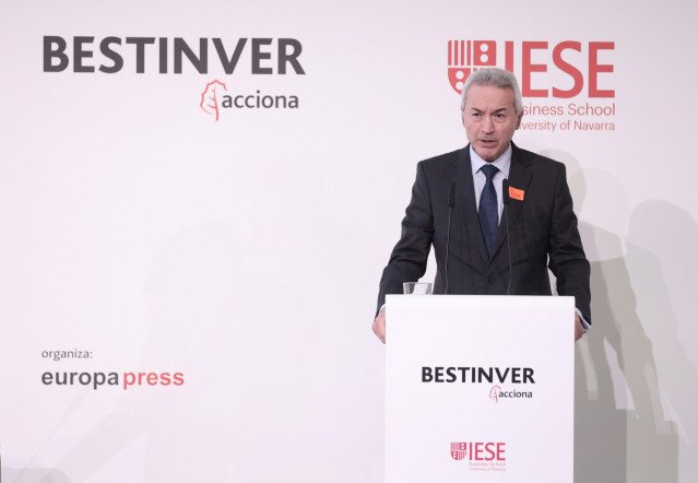 El director del Campus IESE en Madrid, José Luis Suárez, interviene en la presentación del III Observatorio del Ahorro y la Inversión en España, en el Palacio de la Bolsa, a 18 de noviembre de 2021, en Madrid, (España).