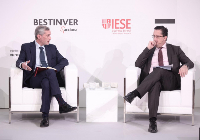 El director de Europa Press, Javier García Vila (i) el director General de Economía y Estadística del Banco de España, Óscar Arce (d), intervienen en la presentación del III Observatorio del Ahorro y la Inversión en España.