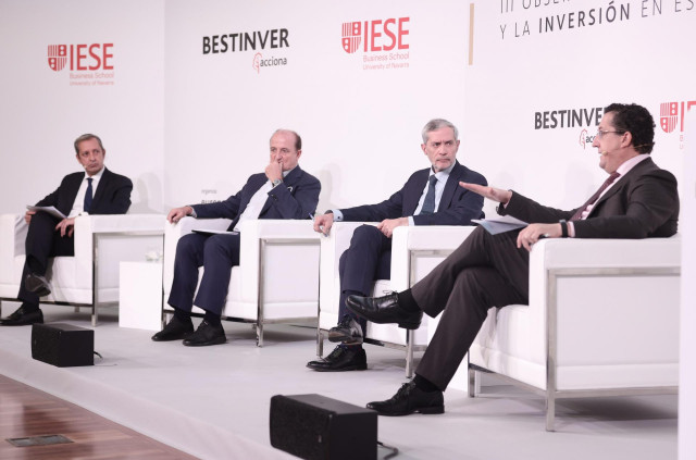 l director de Estretagia y Sostenibilidad de la Asociación Española de Banca, Juan Carlos Delrieu; el ex Ministro de Industria, Turismo y Comercio de España, Miguel Sebastián; y el director General de Economía y Estadística del Banco de España, Óscar Arce