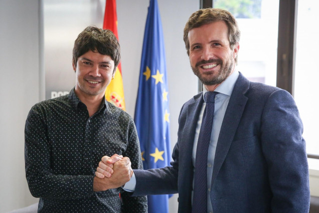 El líder del PP, Pablo Casado, se reúne con el dramaturgo cubano Yunior García, uno de los principales promotores de las marchas contra el Gobierno de Cuba. En Madrid, a 18 de octubre de 2021.