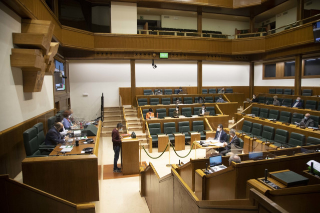 Archivo - Pleno del parlamento Vasco