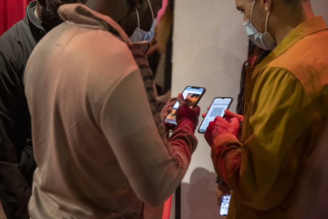 Archivo - Una persona muestra un código QR para entrar a un local de ocio nocturno la misma noche en que entra en vigor la reapertura en interiores a medianoche, a 8 de octubre de 2021, en Barcelona, Cataluña (España). Este viernes de madrugada vuelve a a