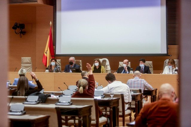 El vicepresidente primero de la Comisión de Presupuestos, Guillermo Meijón (2i); y la presidenta de la Comisión de Presupuestos, Pilar Garrido (c), presiden la Comisión de Presupuestos en el Congreso