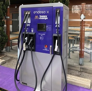 Endesa X y McDonald's inauguran puntos de recarga para coches eléctricos en cuatro restaurantes
