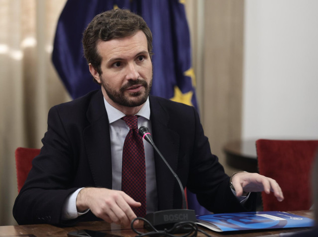 El presidente del Partido Popular, Pablo Casado, preside una reunión con representantes de sindicatos policiales y asociaciones de la Guardia Civil, en el Congreso de los Diputados.