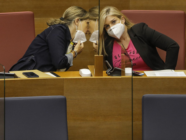 Archivo - La nueva síndica del PP en Les Corts, Eva Ortiz (d), y la portavoz adjunta del PPCV, Elena Bastidas (i), durante una sesión parlamentaria, a 19 de mayo de 2021