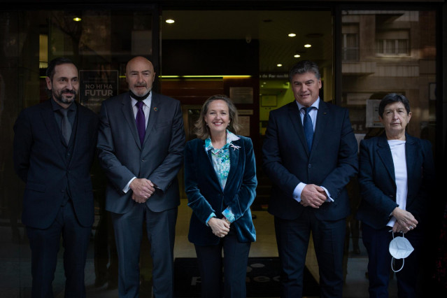El adjunto a la Presidencia de Pimec, Miquel Camps; el presidente de Conpymes, José María Torres; la vicepresidenta primera, Nadia Calviño; el presidente de Pimec, Antonio Cañete, y la delegada del Gobierno en Cataluña, Teresa Cunillera.