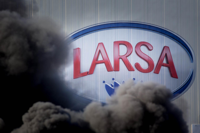 Humo en las inmediaciones de la planta de Larsa durante una acción sindical para exigir unos 