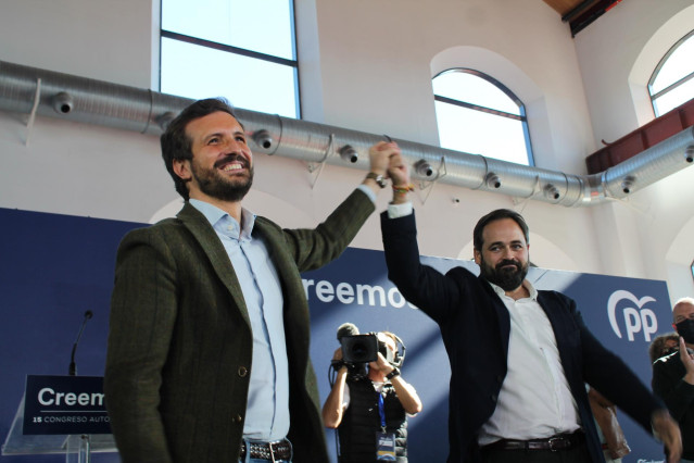 El presidente del PP, Pablo Casado, y el presidente del PP de Castilla-La Mancha, Paco Núñez, en la clausura del XV Congreso del PP de Castilla- La Mancha, a 14 de noviembre de 2021, en Puertollano Ciudad Real, Castilla-La Mancha, (España).
