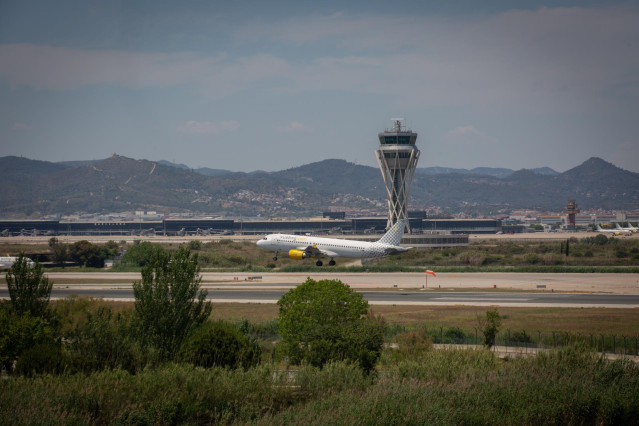Archivo - Un avión en el aeropuerto de Josep Tarradellas Barcelona-El Prat