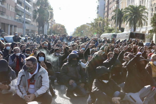 Nuevos cortes de carretera en la huelga del metal de Cádiz, a 18 de noviembre del 2021 en Cádiz (Andalucía).
