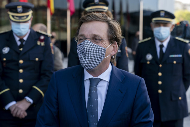 Archivo - El alcalde de Madrid, José Luis Martínez-Almeida, durante su visita a la nueva Unidad Integral de Distrito (UID) de la Policía Municipal en Hortaleza, a 19 de octubre de 2021, en Madrid, (España). Esta nueva UID de la Policía Municipal ha sido c
