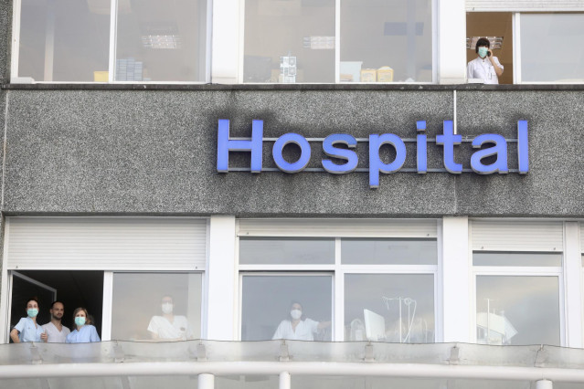 Archivo - Varias sanitarias se asoman a las ventanas del Hospital Donostia
