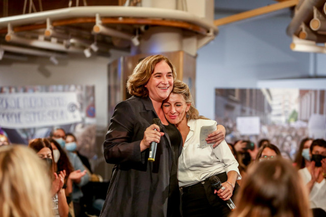 Archivo - La alcaldesa de Barcelona, Ada Colau (i) y la vicepresidenta segunda del Gobierno y ministra de Trabajo y Economía Social, Yolanda Díaz (d), en el encuentro 'El feminismo de la cuarta ola: una nueva generación de derechos feministas.