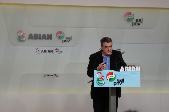El portavoz del PNV en el Congreso. Aitor Esteban, en rueda de prensa en Bilbao para hablar de la negociación presupuestaria