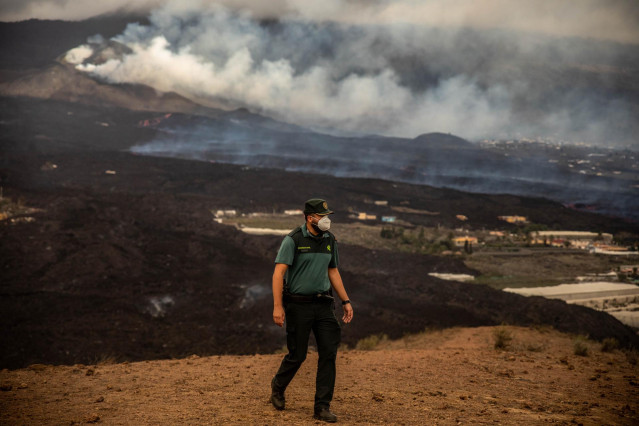 Un miembro de la guardia civil acude a la Montaña del municipio de La Laguna