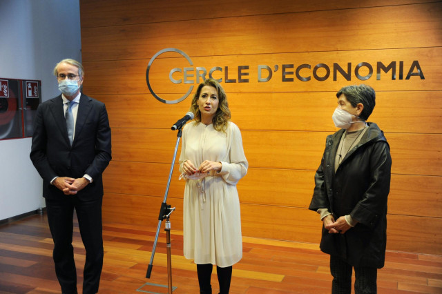 (I-D) El presidente del Cercle d'Economia, Javier Faus; la ministra de Transportes, Movilidad y Agenda Urbana, Raquel Sánchez, y la delegada del Gobierno en Cataluña, Teresa Cunillera, durante la jornada 'Movilidad y vivienda: ampliación de derechos y gen