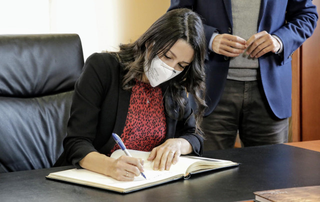 La presidenta de Cs, Inés Arrimadas, firma el libro de la Diputación de Alicante, a 19 de noviembre de 2021, en Alicante, Comunidad Valenciana, (España).