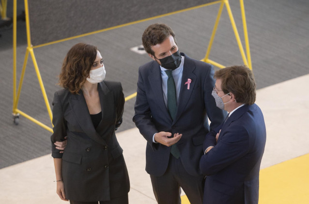 Archivo - La presidenta de la Comunidad de Madrid, Isabel Díaz Ayuso; el presidente del PP, Pablo Casado y el alcalde de Madrid, José Luis Martínez-Almeida, visitan el nuevo Campus de IE Tower, a 19 de octubre de 2021, en Madrid, (España).