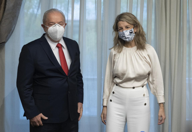El expresidente de Brasil Luiz Inácio Lula da Silva y la ministra de Trabajo y Economía Social, Yolanda Díaz, posan antes de su reunión, en el Hotel Wellington de Madrid, a 19 de noviembre de 2021, en Madrid (España).
