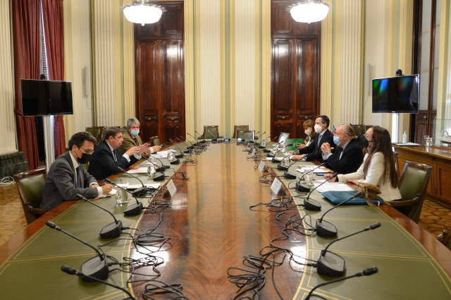 El ministro de Agricultura, Pesca y Alimentación, Planas se ha reunido con el presidente de Anfee, Javier Goñi, y el presidente y la secretaria general de Acefer, Juan Pardo y Henar García del Olmo