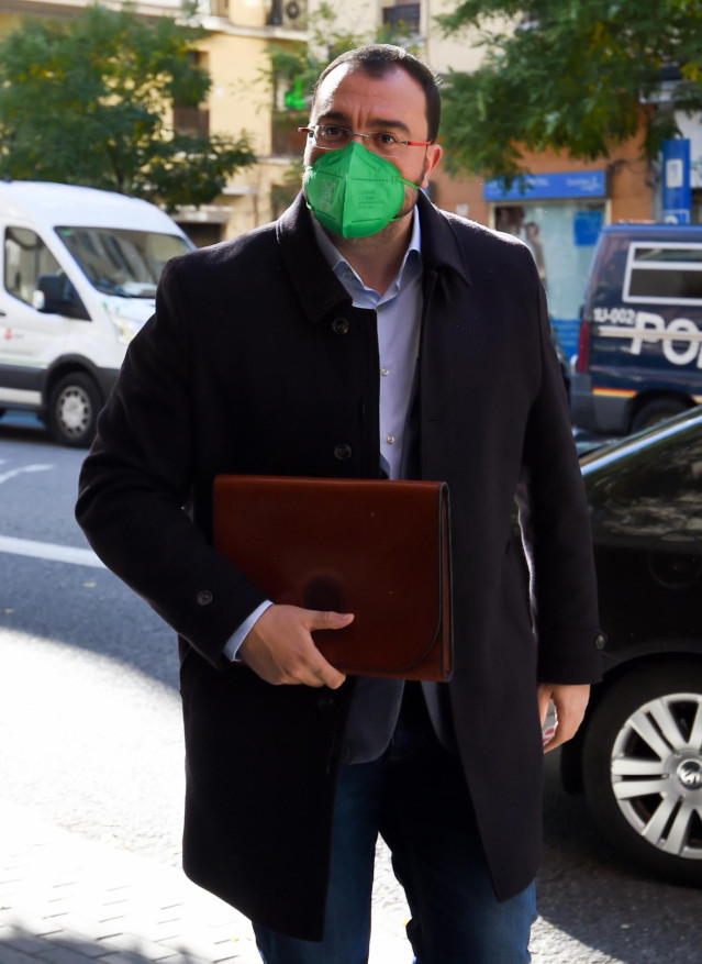 El presidente de Asturias, Adrián Barbón, a su llegada a un encuentro del PSOE con sus presidentes autonómicos para encauzar el debate sobre la financiación autonómica, a 5 de noviembre de 2021, en Madrid (España). La dirección del PSOE ha convocado este