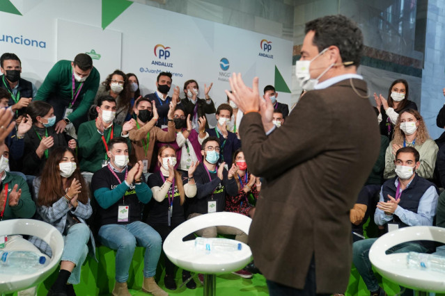 Juanma Moreno, este sábado en un acto con jóvenes durante el 16 Congreso Autonómico del PP andaluz