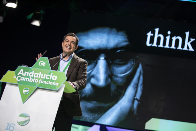 El presidente de la Junta de Andalucía, Juanma Moreno, durante su intervención en el XVI Congreso Autonómico del PP Andaluz que se está desarrollando este fin de semana en el Palacio de Congreso de Granada bajo el lema 'Andalucía, el cambio funciona' a 20