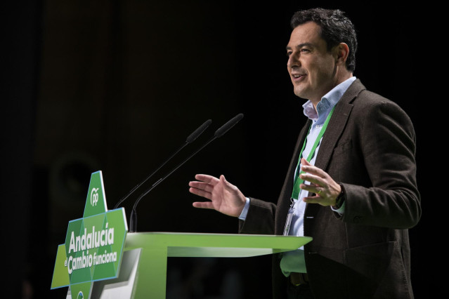 El presidente de la Junta de Andalucía, Juanma Moreno, durante su intervención en el XVI Congreso Autonómico del PP Andaluz que se está desarrollando este fin de semana en el Palacio de Congreso de Granada bajo el lema 'Andalucía, el cambio funciona' a 20
