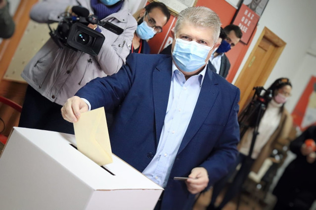 El candidato a la secretaria general del PSRM y delegado del Gobierno, José Vélez, ejerce su derecho a voto en Calasparra.