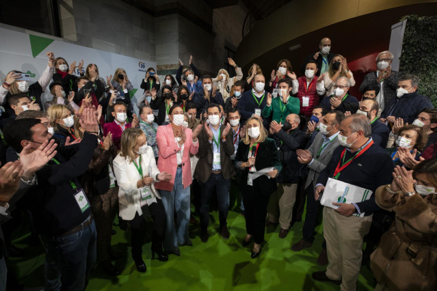 El presidente de la Junta, Juanma Moreno (c), es reelegido como presidente del PP-A,  en el XVI Congreso Autonómico del PP Andaluz que se está desarrollando este fin de semana en el Palacio de Congreso de Granada bajo el lema 'Andalucía, el cambio funcion