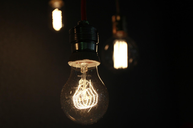Archivo - Imagen de archivo de bombillas encendidas