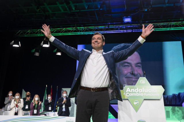 El presidente del PP-A y presidente de la Junta de Andalucía, Juanma Moreno, durante su intervención en la clausura del XVI Congreso Autonómico del PP de Andalucía, que se ha desarrollado este fin de semana en el Palacio de Congreso de Granada