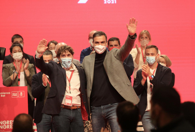 El presidente del Gobierno, Pedro Sánchez (d), y el nuevo secretario general del PSE-EE, Eneko Andueza (i), en la segunda jornada del IX Congreso del PSE-EE, en el Palacio Euskalduna de Bilbao, a 18 de noviembre de 2021, en Bilbao, Euskadi (España).