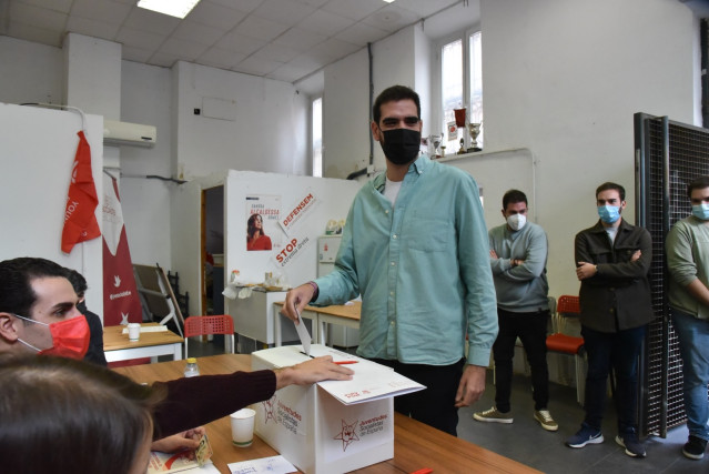 El candidato a presidir las JSE Víctor Camino ejerce su derecho al voto este domingo en las primarias de la organización