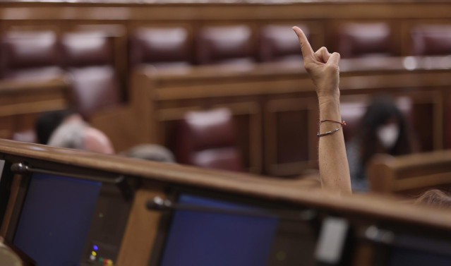 Archivo - Una persona durante la votación en el Congreso de los Diputados