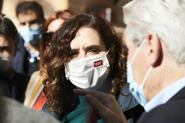 La presidenta de la Comunidad de Madrid, Isabel Díaz Ayuso antes de la charla coloquio de El Independiente 19 de noviembre de 2021 en Fundación Cajasol en Sevilla (Andalucía, España)