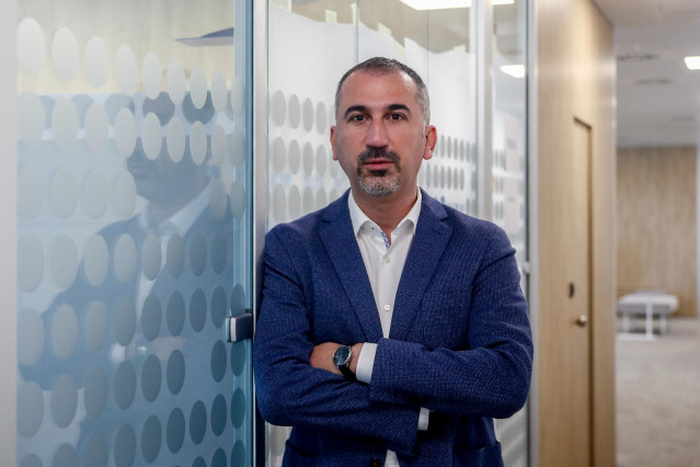 El consejero delegado de Digi, Marius Varzaru, posa a la cámara tras una entrevista con Europa Press, en la sede de Digi, a 15 de noviembre de 2021, en Alcobendas, Madrid, (España).