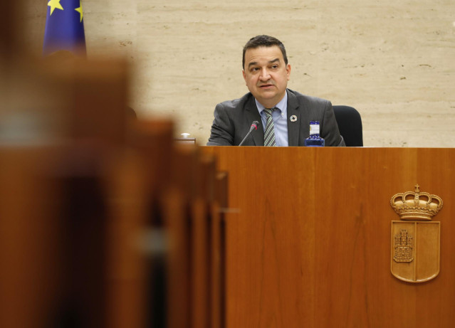 El consejero de Agricultura, Agua y Desarrollo Rural, Francisco Martínez Arroyo, en las Cortes.