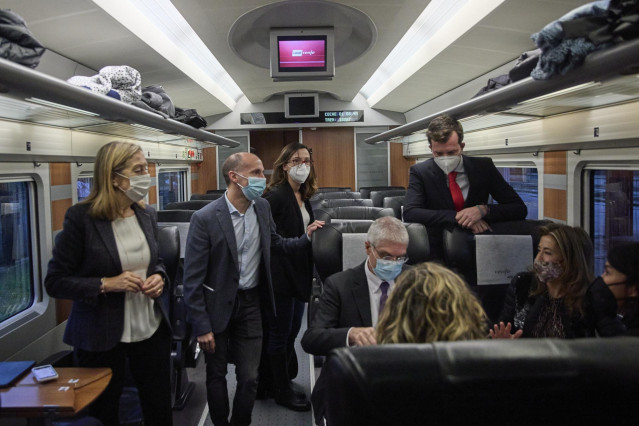 (I-D)La vicesecretaria de Política Social del Partido Popular, Ana Pastor; el alcalde de Ourense, Gonzalo Pérez; y la ministra de Transportes, Movilidad y Agenda Urbana, Raquel Sánchez, conversan en el tren que va a efectuar un viaje por el nuevo tramo de